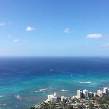 高台から見下ろした広い海と晴れ渡った青空