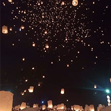 夜空に光る無数のランタン